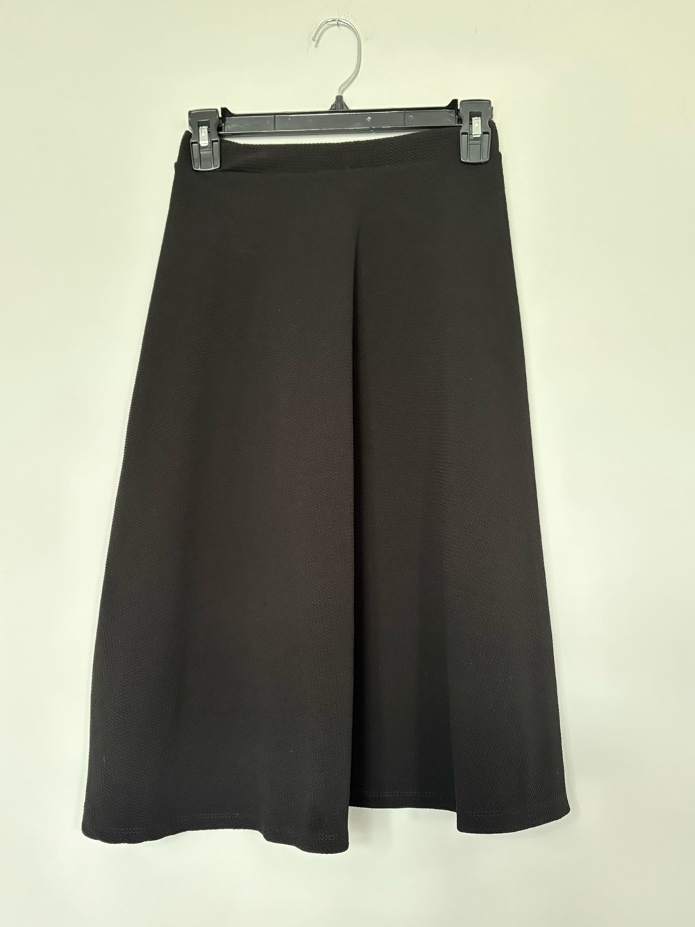 Knee Length Black Textured Skirt Size XS Minimalist Flowy Stretchy Workwear